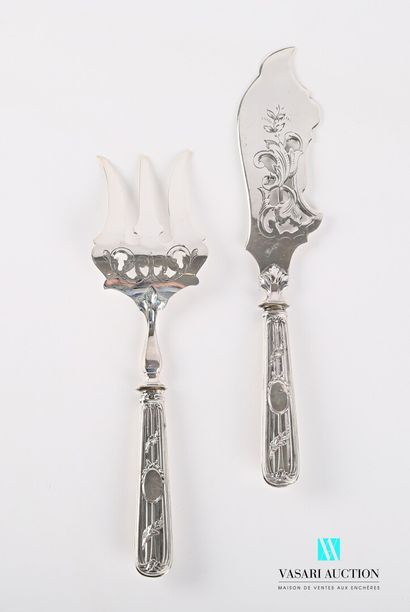 null A fish serving set, the handles in filled silver decorated with fluting, blind...