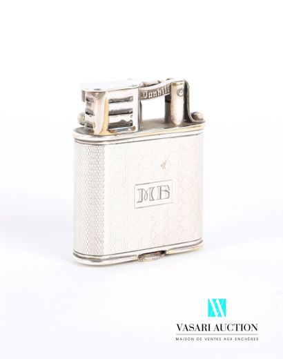 null DUNHILL

Lighter in silver plated metal, the body presents in its center a monogram...