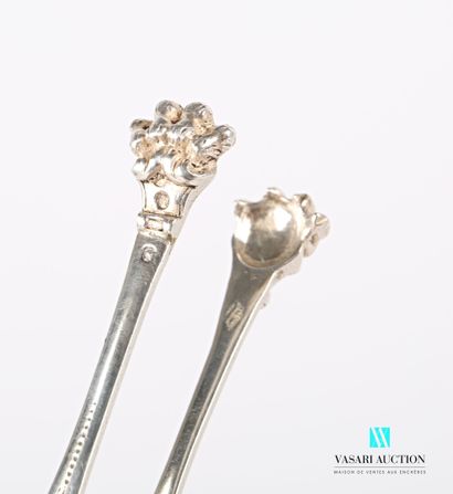 null Silver sugar tongs, the violin arms decorated with stylized veining on an amatized...