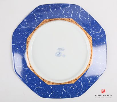 null HERMES - Paris Modèle créé en 1989

Suite de douze assiettes de table en porcelaine...