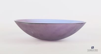 null SALVIATI

Oblong blue-mauve glass bowl with a slight protrusion forming a spout,...