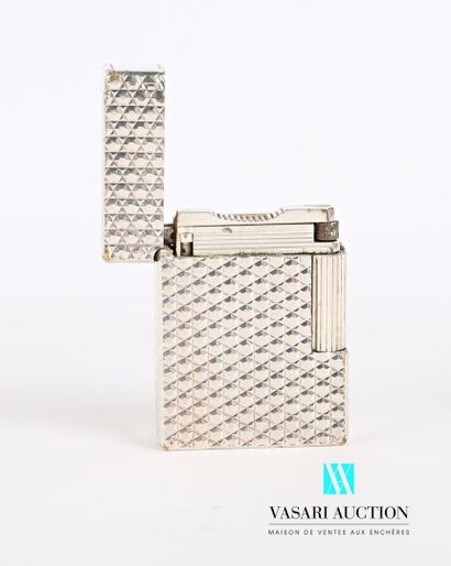null DUPONT

Silver plated lighter decorated with diamond points, the blind cartridge.

(wear...