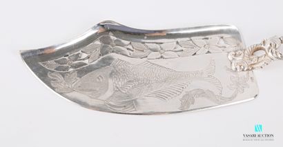 null A silver plated fish shovel with engraved and openwork decoration of flowers...