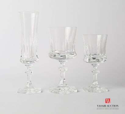 null VILLEROY & BOCH 

Service de verres en cristal, le gobelet à décor de dards,...