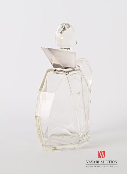 null Fan-shaped crystal bottle with cut sides, it presents a small catch on the side,...