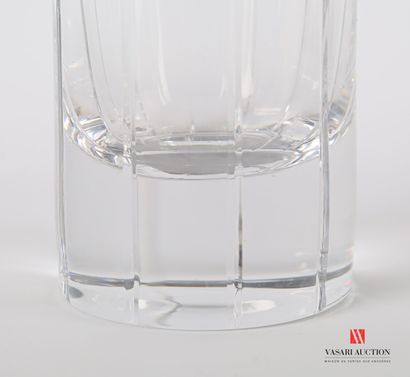 null Vase en cristal de forme tubulaire orné de fines cannelures.

Haut. : 24 cm
