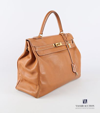 null HERMÈS

Kelly 35 bag in gold calfskin with white stitching. Gold metal trim....
