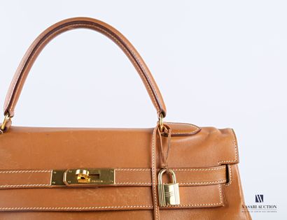 null HERMÈS

Kelly 35 bag in gold calfskin with white stitching. Gold metal trim....