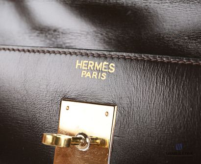 null HERMES PARIS 

Sac Kelly Sellier en box brun

Signature Hermès Paris

(déchirure...