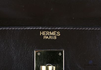 null HERMES PARIS 

Sac Kelly Sellier en box brun

Signature Hermès Paris

(déchirure...