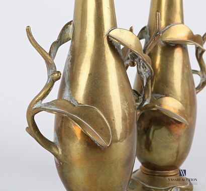 null Paire de vases soliflores en bronze de forme balustre à décor en applique de...