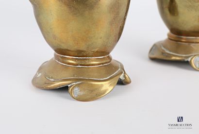 null Paire de vases soliflores en bronze de forme balustre à décor en applique de...