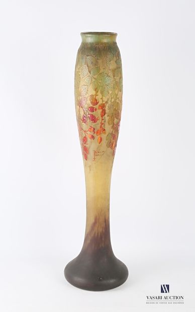 null DAUM - NANCY

Important vase en verre multicouche de forme évasée sur long pied...