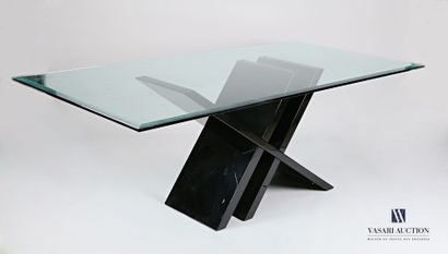 null Dining room table, the slightly bisautéed glass top of rectangular shape rests...