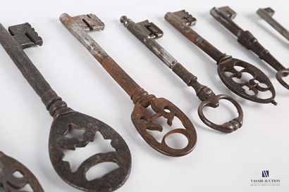 null Lot de neuf clés en métal.

XVIIIème et XIXème siècle

(oxydations)

Long. :...
