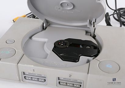 null SONY

Playstation and its controller

Height : 5,5 cm 5,5 cm - Width : 26 cm...