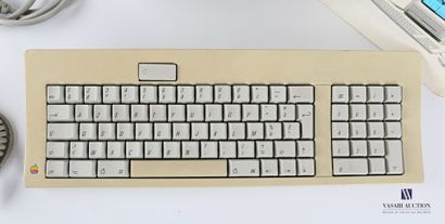 null APPLE

Macintosh SE et son clavier. 

Dimension ordinateur : Haut. : 34,5 cm...