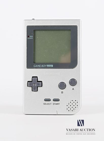 null NINTENDO

Game Boy Pocket, the "Silver" color shell

Height : 12,5 cm 12,5 cm...