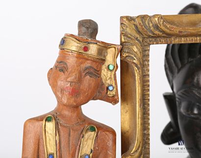 é Lot comprenant un sujet en ébène représentant un buste de femme africaine (Haut....