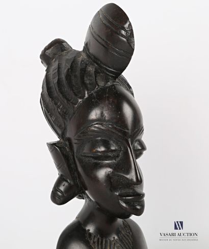 é Lot comprenant un sujet en ébène représentant un buste de femme africaine (Haut....