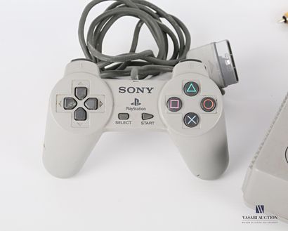 null SONY

Playstation and its controller

Height : 5,5 cm 5,5 cm - Width : 26 cm...