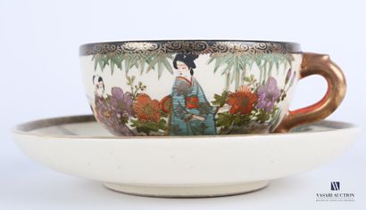 null Lot comprenant un service à thé en porcelaine dit Satsuma à décor polychrome...