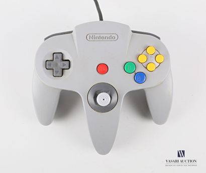 null NINTENDO

Manette de Nintendo 64 de couleur grise

Haut. : 15 cm - Larg. : 16...