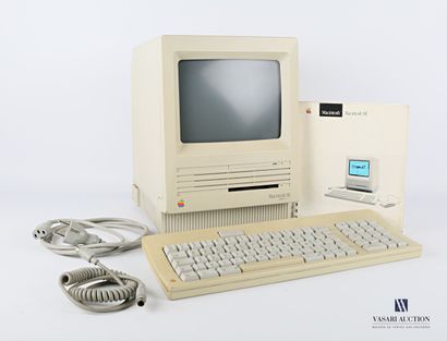 null APPLE

Macintosh SE and its keyboard. 

Computer dimensions : Height : 34.5...