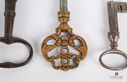 null Lot de neuf clés en métal.

XVIIIème et XIXème siècle

(oxydations)

Long. :...