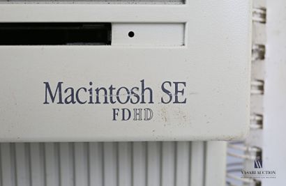 null APPLE

Macintosh SE and its keyboard. 

Computer dimensions : Height : 34.5...