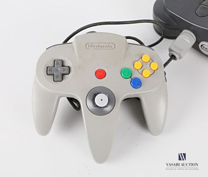 null NINTENDO

Nintendo 64 and its controller

Height : 6 cm 6 cm - Width : 27 cm...