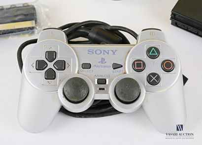 null SONY

Playstation 2 Slim et sa manette de jeu "silver"

Haut. : 3 cm - Larg....
