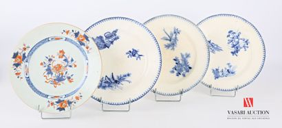 null Lot comprenant une assiette en porcelaine Imari à décor de jetés de fleurs (Diam....