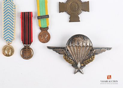 null Ordres et décorations : décorations en réduction, croix de guerre 1914-1918,...