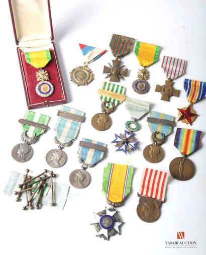 null Ordres et décorations : médaille militaire, époque IIIème république, deux exemplaires...