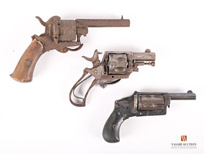 null Revolver British Bulldog, revolver Vélodog, revolver à broche (épave), 3 pièces...