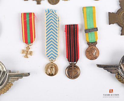 null Ordres et décorations : décorations en réduction, croix de guerre 1914-1918,...