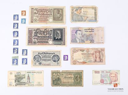 null Enveloppe contenant neuf billets de banque démonétisés : lire, francs, dirhams,...