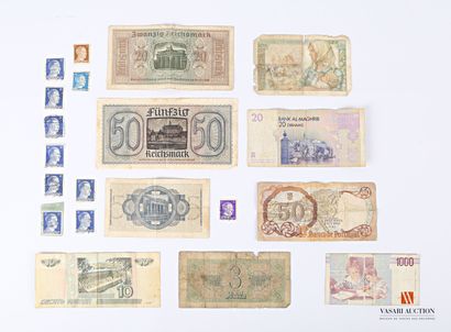 null Enveloppe contenant neuf billets de banque démonétisés : lire, francs, dirhams,...