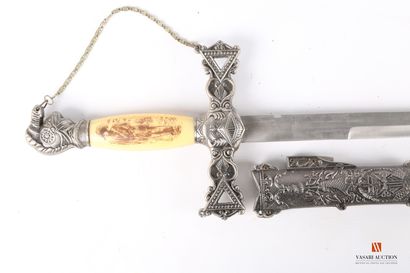 null Épée sur socle, LT 97 cm, décoratif, on y joint une épée de confrérie, LT 94...