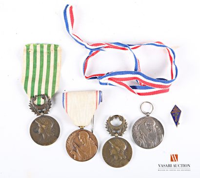 null Ordres et décorations : médaille commémorative des Dardanelles, médaille commémorative...