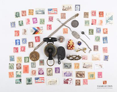 null 79 timbres français et étrangers toutes époques, boussole marquée 10-44 US Army...