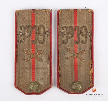 null Armée tsariste : paire d'épaulettes d'officier d'artillerie, fond rouge propre...