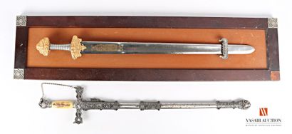 null Épée sur socle, LT 97 cm, décoratif, on y joint une épée de confrérie, LT 94...