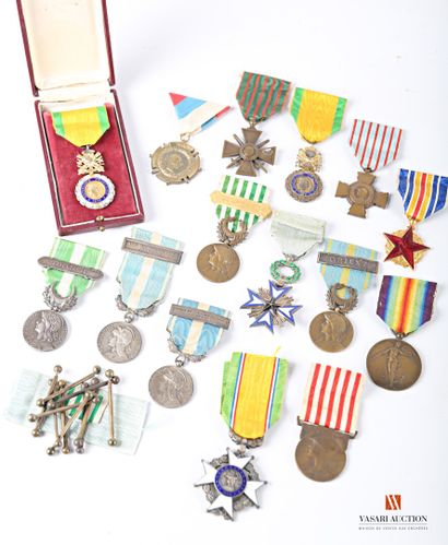 null Ordres et décorations : médaille militaire, époque IIIème république, deux exemplaires...