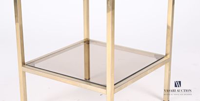 null Bout de canapé de forme carrée en métal doré, elle présente deux plateaux en...
