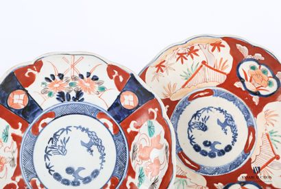 null JAPAN

Two porcelain plates with Imari decoration of fish and flowers in reserves.

(cracks)

diameter...