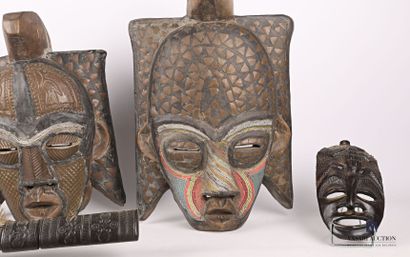 null AFRICA

Wooden lot including a machete decorated with a lion and an elephant,...