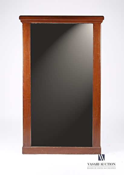 null Miroir en bois naturel mouluré surmonté d'un bandeau à doucine

XXème siècle

(usures)

159,5...