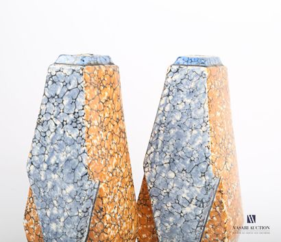 null Paire de vases en faïence fine de forme hexagonale simulant le granite de couleurs...
